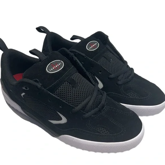 Es Quattro size 8.5 black and white brand new suede skateboarding shoes